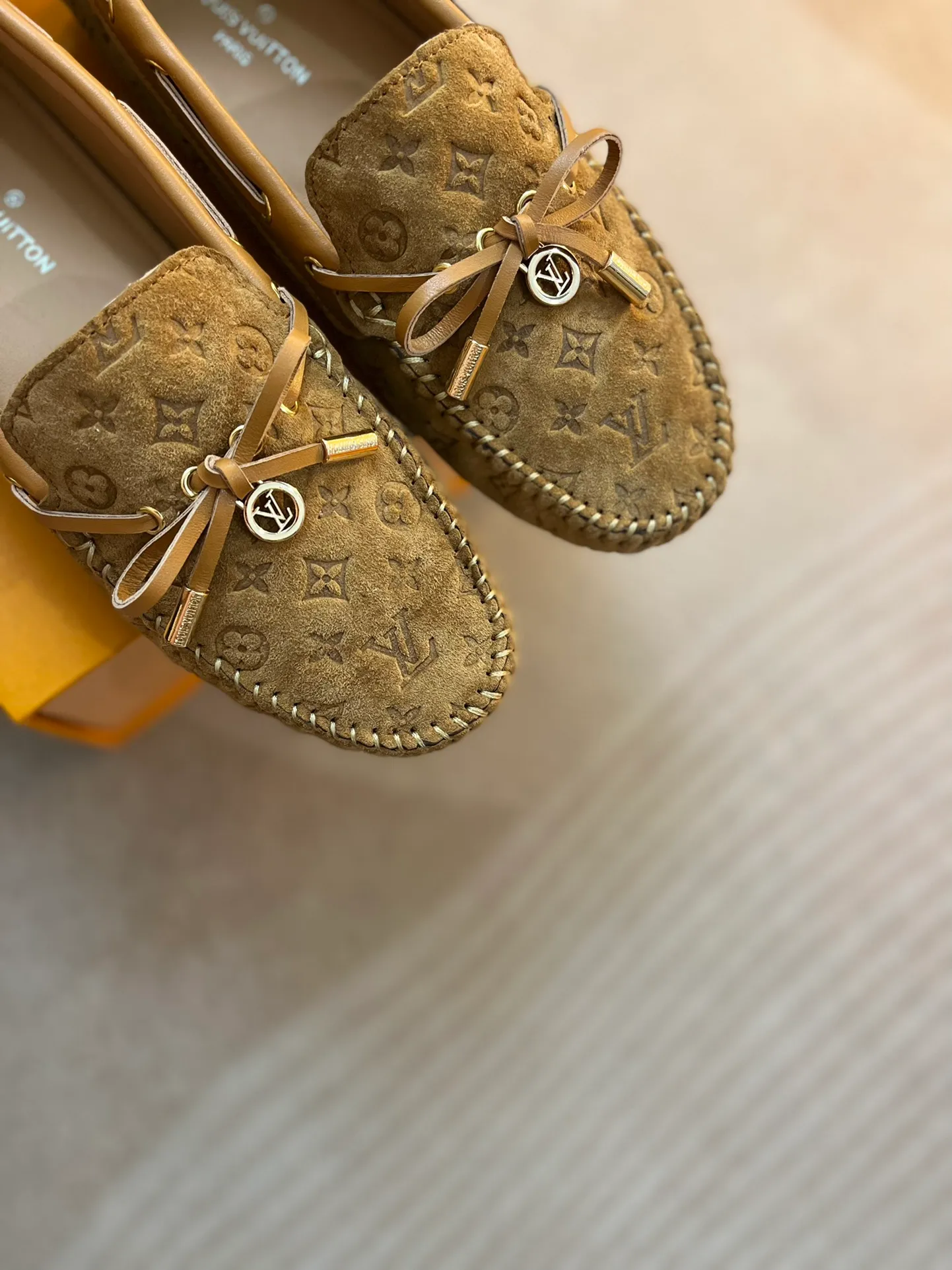 p460💰Couple model❤️🇫🇷 𝙇𝙤𝙪𝙞𝙨 𝙑𝙪𝙞𝙩𝙩𝙤𝙣 🇫🇷Louis Vuitton 2023 Classic𝓛𝓿 𝓣𝓻𝓪𝓲𝓷𝓮𝓻 Sports Series ➪➪➪¯ [Arizona Doudou Shoes Series] ▪️▪️▪️Arizona slip-on shoes are made of Monogram Eclipse canvas. Its hand-painted and dyed edges and hand-sewn uppers fully demonstrate Louis Vuitton's traditional shoemaking craftsmanship. This slip-on shoe is very lightweight. The integrated tongue and upper make it particularly comfortable and flexible. The soft outsole is equipped with rubber padding. Decorated with matching sash. Detailed features: ☑️Monogram Eclipse canvas ☑️Black Eclipse pattern ☑️Hand-painted shoe edges ☑️Hand-sewn uppers (each pair takes time to process) ☑️Integrated tongue and upper construction ☑️Outsole equipped with rubber lining ☑️size: 35_46